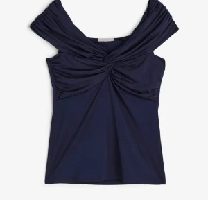 Jättefin topp - Säljer denna jätte fina slutsålda hm topp i storlek M, sälja pg av att den inte kommit till användning❣️(använd Max 2 ggr)