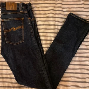 Nudie jeans W31L32 - Fina nudie jeans NJ3716 Modell: tube tom Tvätt:org twill rinsed 98%cotton 2%elestan Nypris 1400kr Skickar samma dag, köp görs 💥sänkt pris, fast pris💥
