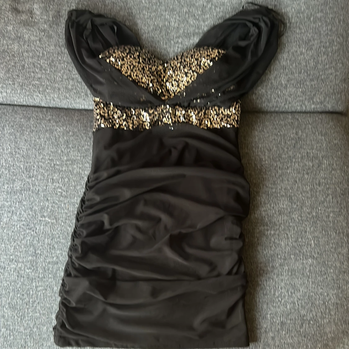 Svart klänning med paletter  - 90