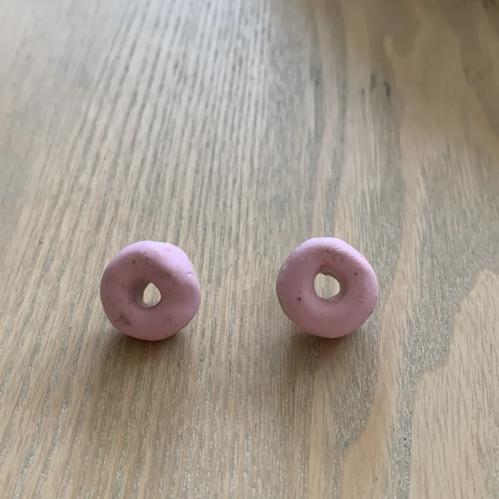 Jag säljer mina hemmagjorda smycken. Det här är ett par rosa donut/ munklrhängen med guldiga stift.. Accessoarer.