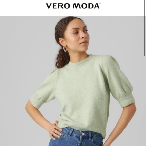 Trekvartsärm  - Säljer nu denna tröja från veromoda då den tyvärr inte kommer till användning längre. Använd tidigare och därför lite noppig, pris kan diskuteras!☀️