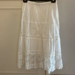 Långkjol - Långkjol med spets och broderier. Köpt i en småbutik i Spanien så vet ej märke. Storlek Xs ungefär.