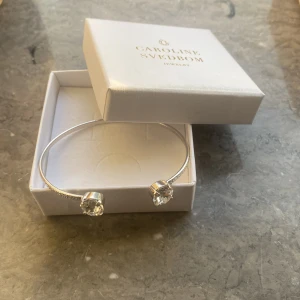 Caroline Svedbom  - Säljer mitt caroline Svedbom armband i silver. Köpt för cirka en månad sedan och är i fint skick. Nypris 600. Hade även kunnat tänka mig byta mot ett liknande fast i guld. Om ni vill köpa så går priset diskuteras 💗