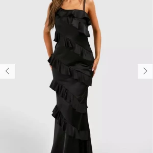Klänning - Jättefin klänning ifrån boohoo, helt ny och aldrig använd. Storlek 40 men sitter mer som en 38💗