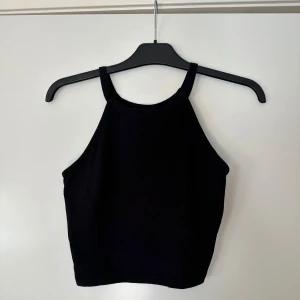 Svart linne - Cropped linne med smala band. Använd fåtal gånger. Storlek L men funkar som S/M.