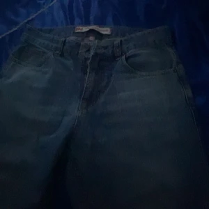 Jeans!! - Tjo säljer ett par jeans! Använda 3 gånger men är som nya! Jag säljer den pågrund av att jag köpt andra och inte behöver dessa. Hör av er