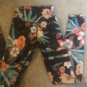 Stronger byxor  - Stronger träningsbyxor. Säljer då de inte kommer till användning längre. De är i bra skick. Pris kan diskuteras 💗