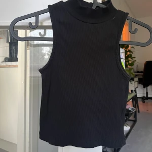 Topp - Topp från lager 157, hög krage utan armar. Passar xs 