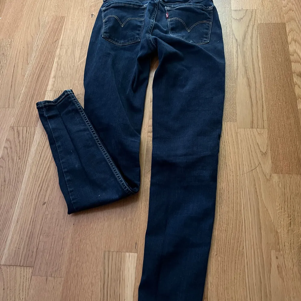 Levis jeans som är lite använda och i bra kondition . Jeans & Byxor.