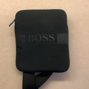 Hugo boss väska - Hugo boss väska bra kvalite inte använd fick i present sen aldrig använt