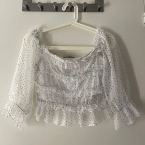 Prickig blus - Super fint skick! Använd fåtal gånger. Storlek M men passar även S!💕💕