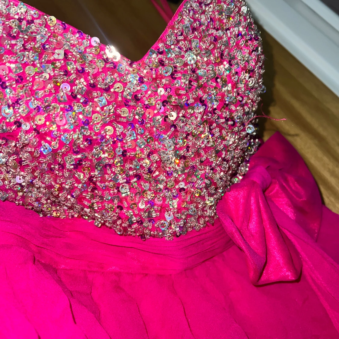 Kort glitter/volanger rosa festklänning  - 91