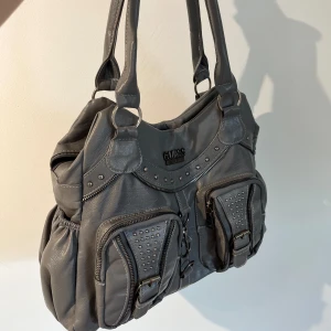 Snygg guess liknande väska - Jätte snygg väska som inte kommer till användning längre. Jag köpte den utomlands så jag tror inte att den är äkta! Skriv för frågor💕💕