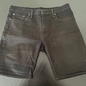 Jeansshorts levis - w33 - Jeansshorts från Levi’s i storlek W33! Ej urtvättade och lagom långa i låren