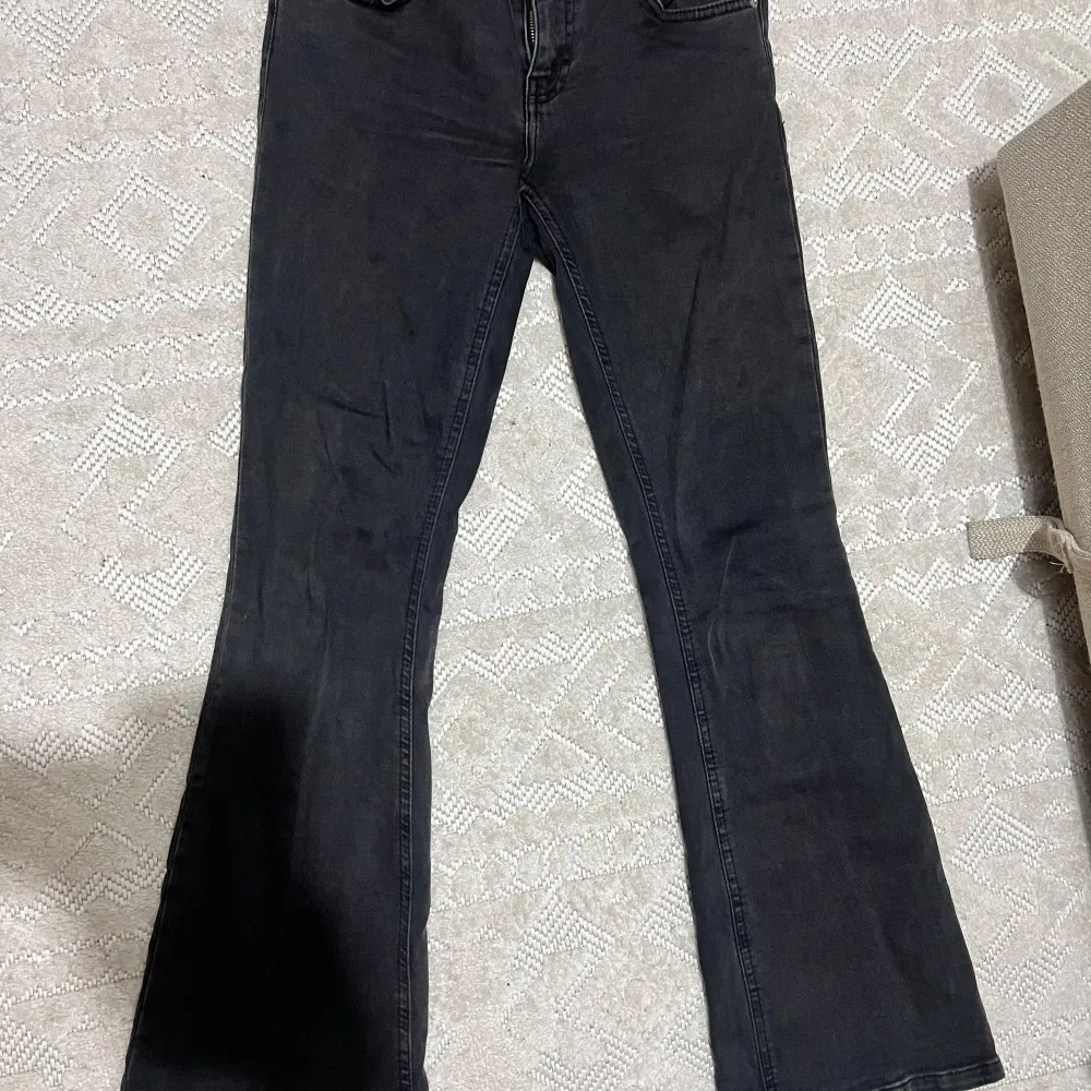 🌟Knappt använt  🌟Raka/ momjeans  🌟Bekväma  🌟 perfekt längd på mig jag är 158cm 🌟köpt på Lager157. Jeans & Byxor.