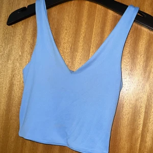 Ljusblå topp - 🌟Från newyorker 🌟 Helt Ny, prislapp kvar  🌟Storlek XS  🌟Sitter så snyggt på 🌟Man behöver ingen BH under.   