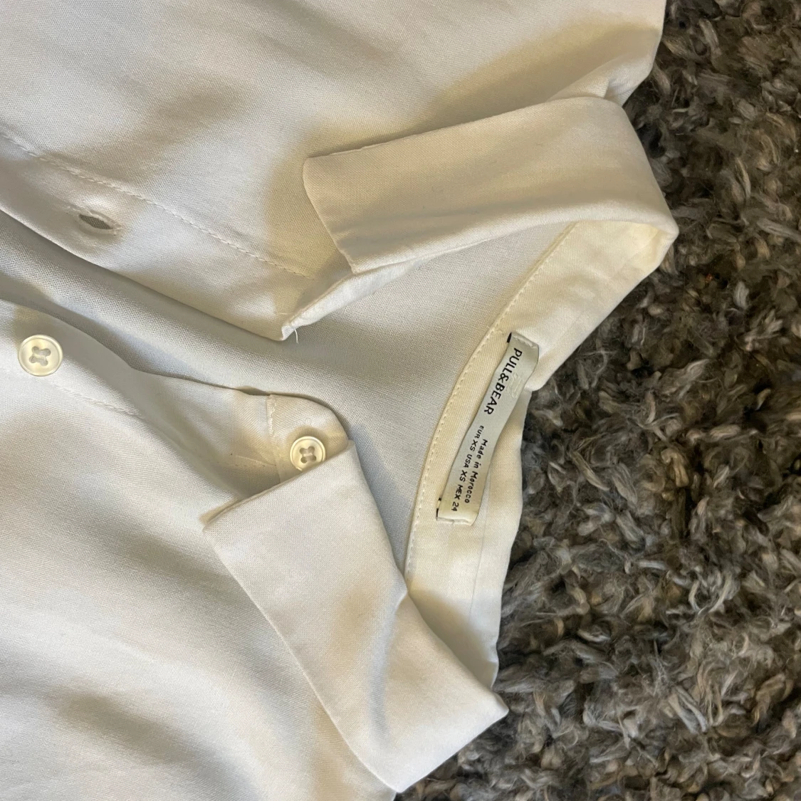 Vit blus med knappar  - 90