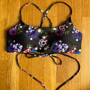 Bikini bh med snygg snörning - Ny, endast testad.  Strl L men passar bättre till någon med strl S/M med mindre byst. Priset går att diskutera❤️ 