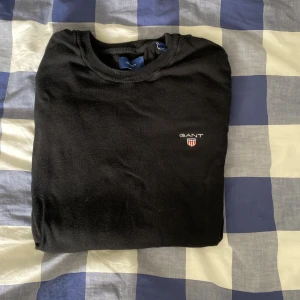 Gant tröja - Svart Gang tröja i mycket bra skick. Storlek (S). Passar personer mellan 170-180.