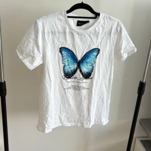 T-shirt från closure - Vit T-shirt med fjärilsmotiv från closure i stl M
