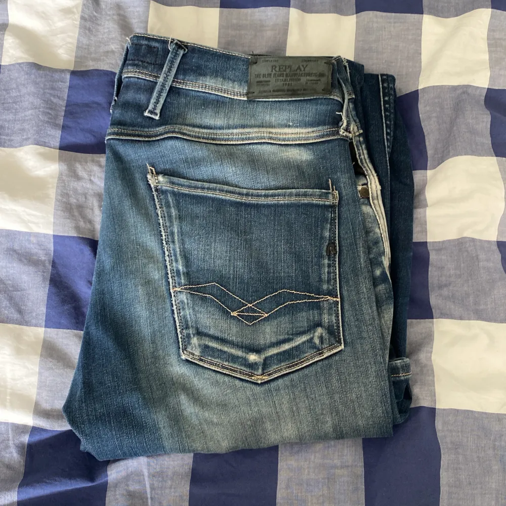 Replay anbass jeans i bra skick. Skönt material sitter perfekt på mig som är 183 cm och väger ca 65 kg.. Jeans & Byxor.