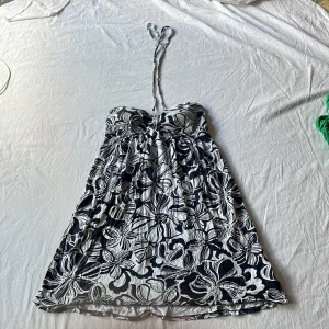 Sommarklänning  - Bra skick! Lite nopprig högst upp (sista bilden) den har inlägg som går att ta ur om man vill, storlek står ej men passar M💗