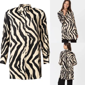 Ny! Så härlig långskjorta i glansig viskos - Underbar skjorta med härlig tyngd och glans som siden, men är i viskos. Stl M, men stor i stl, passar absolut även stl L. Nypris 599;- sålde slut oerhört snabbt.  Creme/svart zebramönster 
