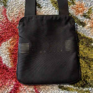 En axelremsväska Boss - Bra skick har använt typ 4-5 gånger  