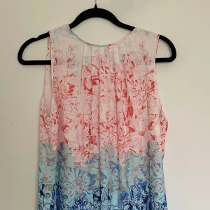 Mönstrad klänning  - Fin mönstrad klänning i storlek 40 i fint skick. 