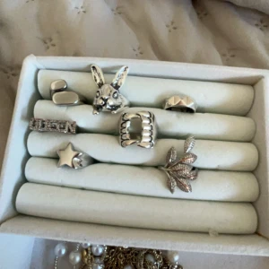 Ringqr - Säljer massa silversmycken då jag bytt till guld. ringar de flesta är skjusterbara, två stycken har rostat lite på baksidan men inget som syns när man bär dem❤️alla  ingår i priset❤️queen ringen, kaninen och den med tänder är sålda❤️