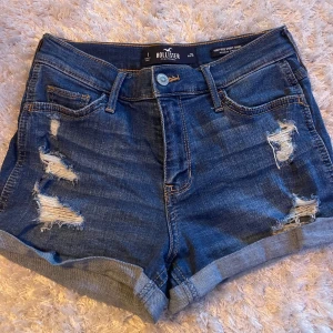 Hollister Jeansshorts - Väldigt stretchiga jeansshorts i fint skick🌸Skulle säga att de är i strl XS, kanske passar S oxå