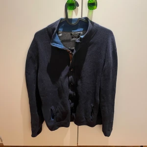 Massimo Dutti Cardigan - Tjena! Vi på Mode Closet säljer nu denna riktigt snygga Massimo Dutti cardiganen // Skick 7/10 (kolla bild 4) defekterna är inget som syns eller märker av! // Vårt pris: 349 // Har du några fundering så kom gärna pm🙌