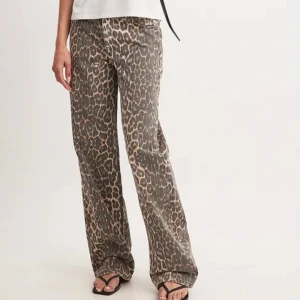 Leopardjeans - Säljer mina leojeans då de var för små för mig. Helt slut på NA-KDs hemsida! 🫶🏽 Oanvända med prislapp kvar! Nypris: 799