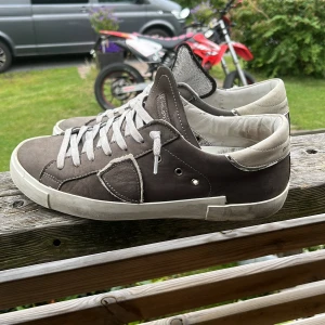 Philippe Model - Nu säljer jag mina riktigt feta Philippe model skor som är använda i Ish 2 månader, skicket är 9/10 skulle jag säga | mitt pris: 2300, nypris: 4300. Bara att höra av er vid frågor eller funderinga!👍 