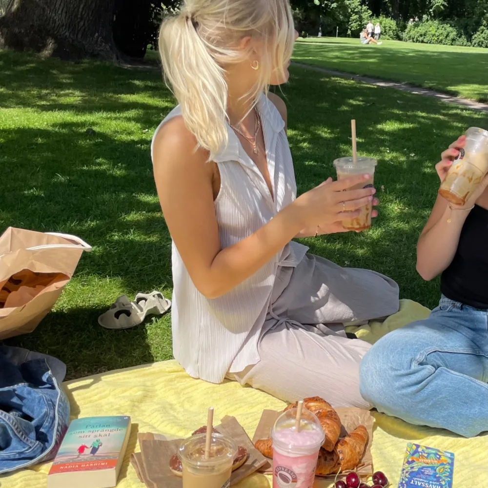 Super fin beige topp som är jättebekvämt❤️ Från zara och i jättebra skick Strl L men passar mig som har S. Toppar.