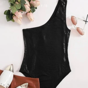 Body - En supersnygg body i skinn immitation 