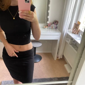 Svart yoga kjol - Fin svart yoga kjol som inte kommer till användning. Hör av er vid funderingar.💞