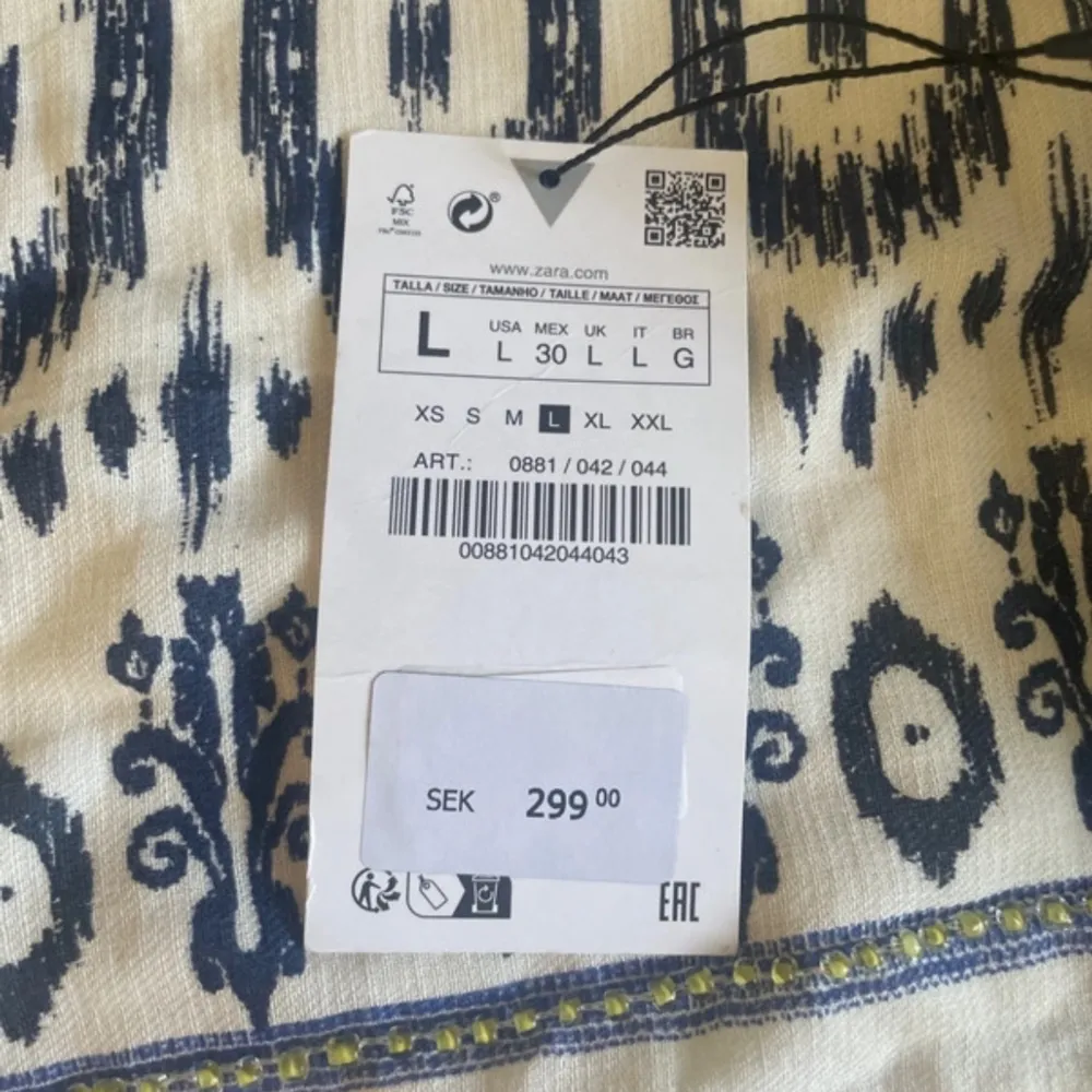 Oanvänd knyt topp från Zara. Somrig och jätte fin men passar tyvärr inte mig. Sitter L-M då man kan knyta hur hårt man vill bak💕 Originalpris 299kr.. Yläosat.