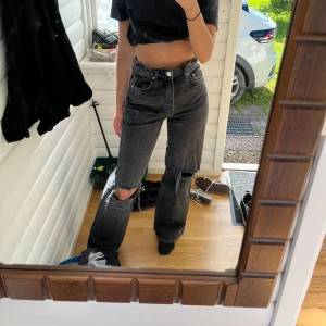 Jeans  - Med hål, storlek 36 men passar nog också 38 då dom är lite stora i midjan