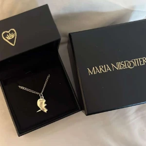 You & Me necklace - Ena halvan från you & me Maria Nilsdotter necklace. Köptes i januari på NK för 3295kr (båda halvorna) men just nu ligger priset på 3995kr (båda halvorna). Kedjelängden är 45cm. I nyskick, har kvitto och orginalförpackning 😇🙌