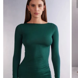 Intimissimi tröja - Säljer eftersom den inte kommer till användning. Har ett litet hål på rammen men de är jättelitet.