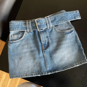 Jeanskjol - Världens snyggaste jeanskjol från pull&bear. Aldrig använd, och skickade heller inte tillbaka i tid trots att den va för stor för mig haha.