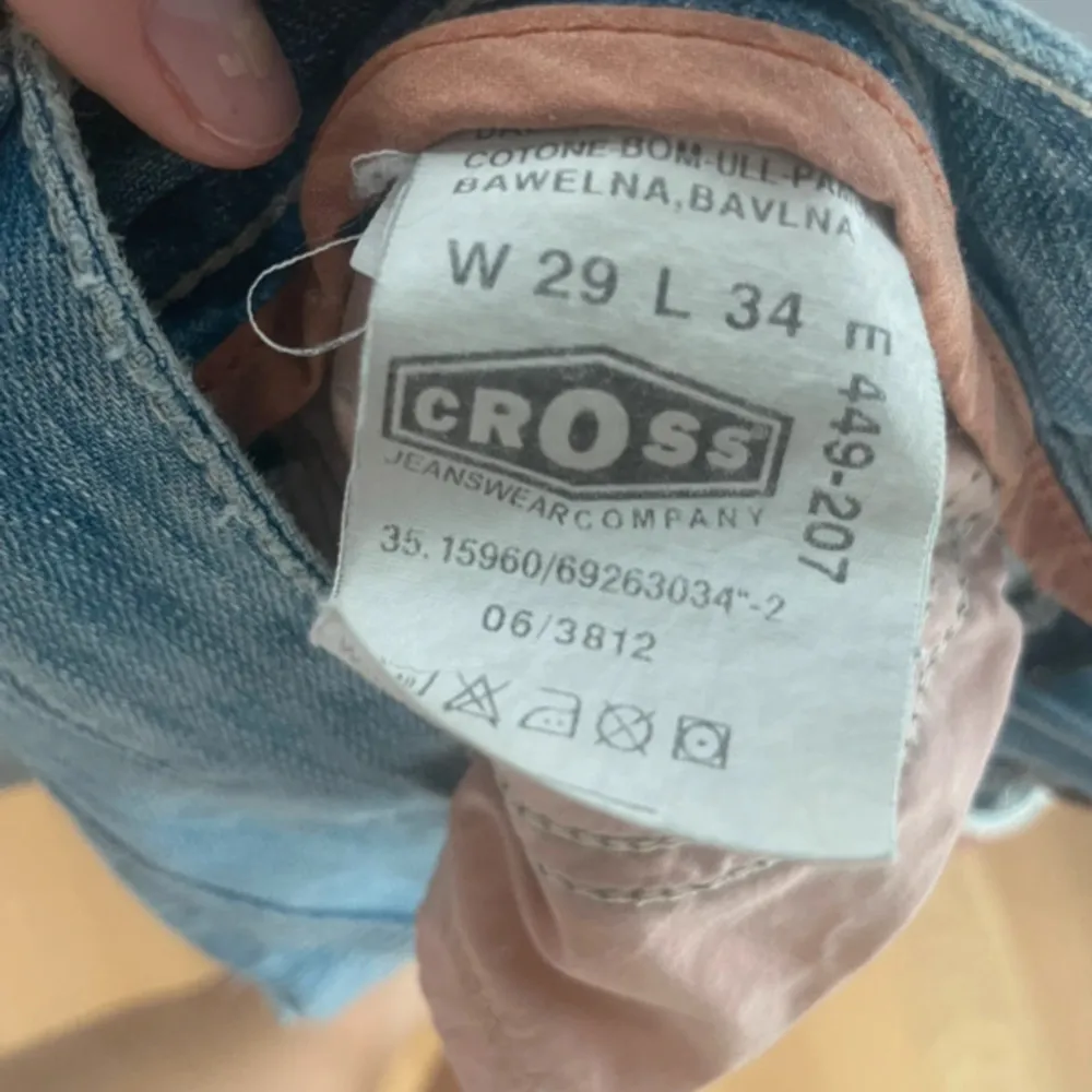 Säljer dessa supersnygga jeans som är i jättebra skick, inga slitningar! Skriv för frågor! Måtten finns på bilden💞Pris kan diskuteras vid snabbt köp.. Jeans & Byxor.