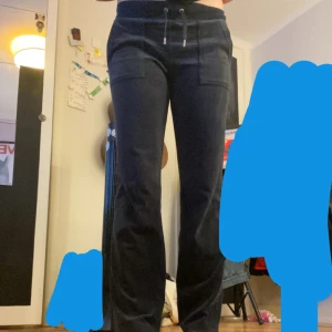 Marinblå Juicy Couture Byxor - Säljer nu dessa Juicy byxor eftersom dom inte andvänds längre, köpte här på plick! Hör av er vid frågor eller funderingar🩷