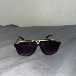 Fina solglasögon - Jätte fina solglasögon i bra skick