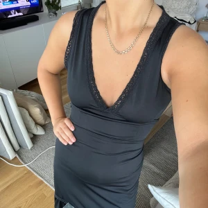 Klänning från Tiger of Sweden - Jättefin klänning från Tiger som jag älskar! Det är i jättefint skick och i storlek XS. Formar kroppen så himla fint och sitter som en smäck! Hör av er vid frågor! 🖤