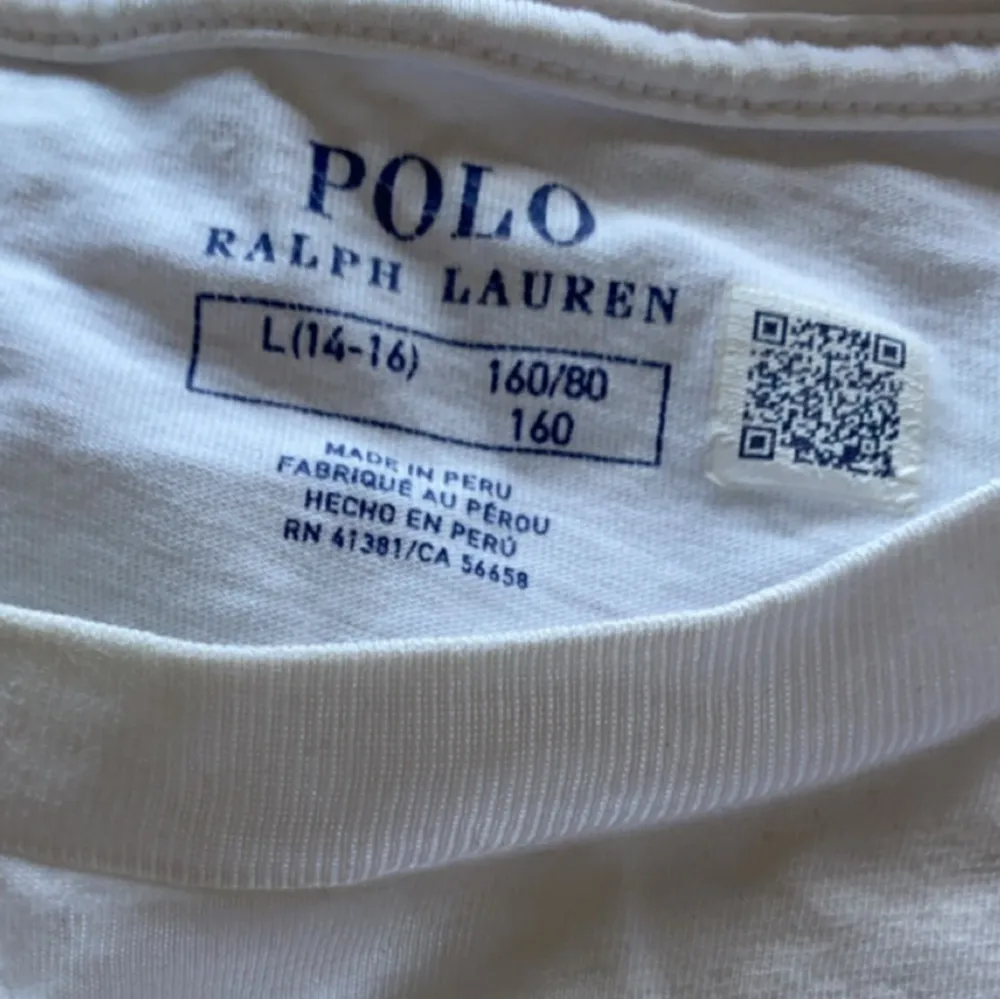 Hej! Säljer fyra stycken polo t shirt alla i storleken S, alla är i näst intill nyskick bara lite skrynkliga men kan stryka innan jag skickar! Vid köp av flera kan ni få bättre pris annars är det 399 för varje då de är köpta för 700st . T-shirts.