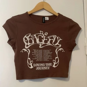 Tröja  - Fin liten midjekort tröja från H&M Divided 