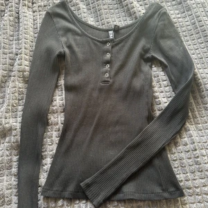 Långärmad Tröja  - Säljer den här fina tröjan då den inte kommer till användning längre. Använd ett par gånger, köpt för 229 men säljs för 65. Den sitter jätte fint vid midjan och är ganska tajt. 