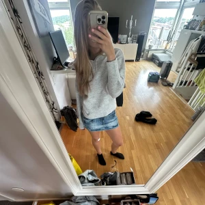Jeans mini kjol - Säljer denna superfina jeans mini skirten som tyvärr inte kommer till användning❣️ kjolen har inga defekter och är i ett fint skick. Den är i storlek S och har midjemåttet 37 cm tvärs över❤️ ( ber om ursäkt för bilder när den är skrynklig )
